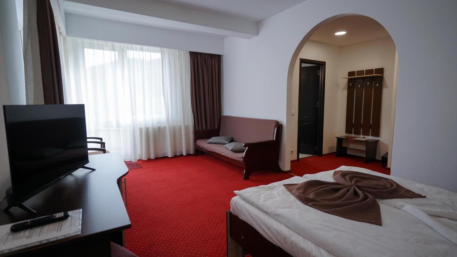 Vila Trandafirul Si Liliacul Hotel คาชิวลาตา ภายนอก รูปภาพ