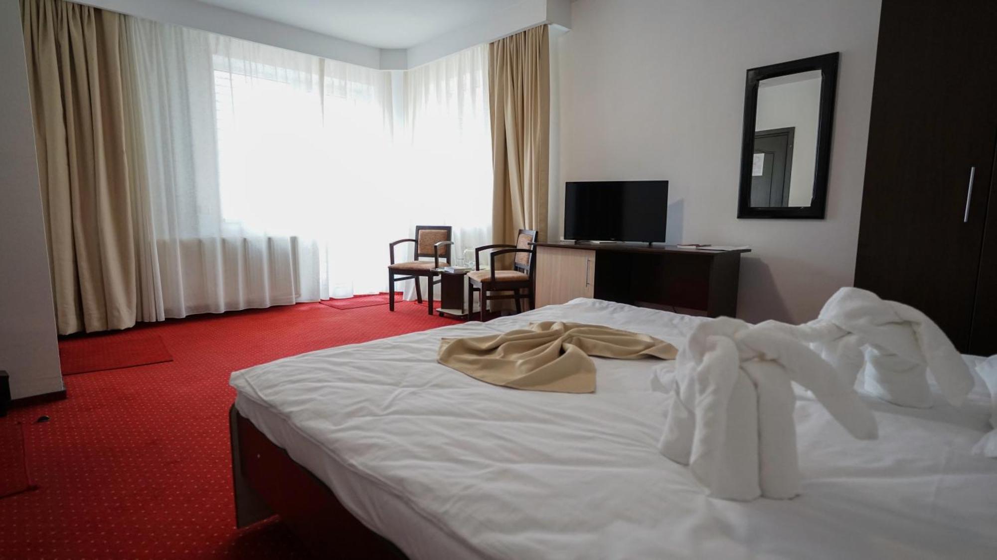 Vila Trandafirul Si Liliacul Hotel คาชิวลาตา ภายนอก รูปภาพ