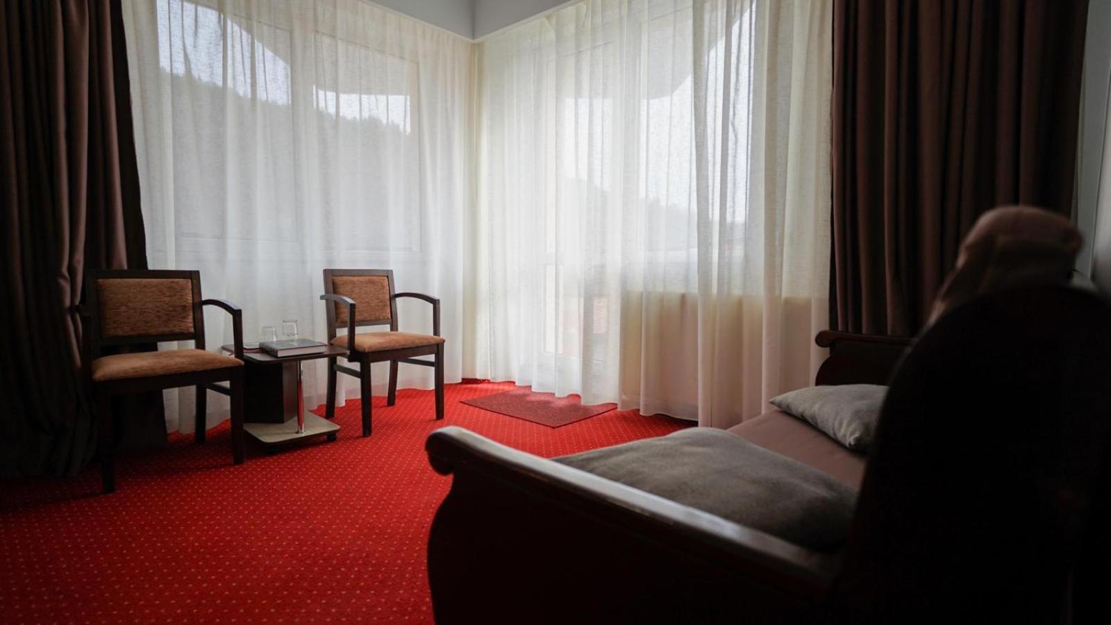 Vila Trandafirul Si Liliacul Hotel คาชิวลาตา ภายนอก รูปภาพ