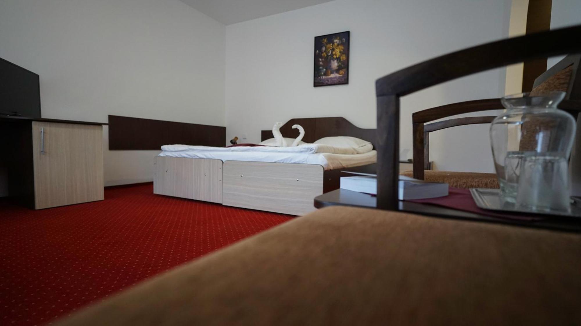 Vila Trandafirul Si Liliacul Hotel คาชิวลาตา ภายนอก รูปภาพ