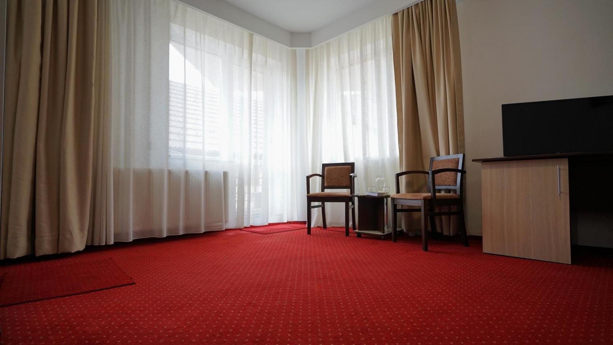 Vila Trandafirul Si Liliacul Hotel คาชิวลาตา ภายนอก รูปภาพ