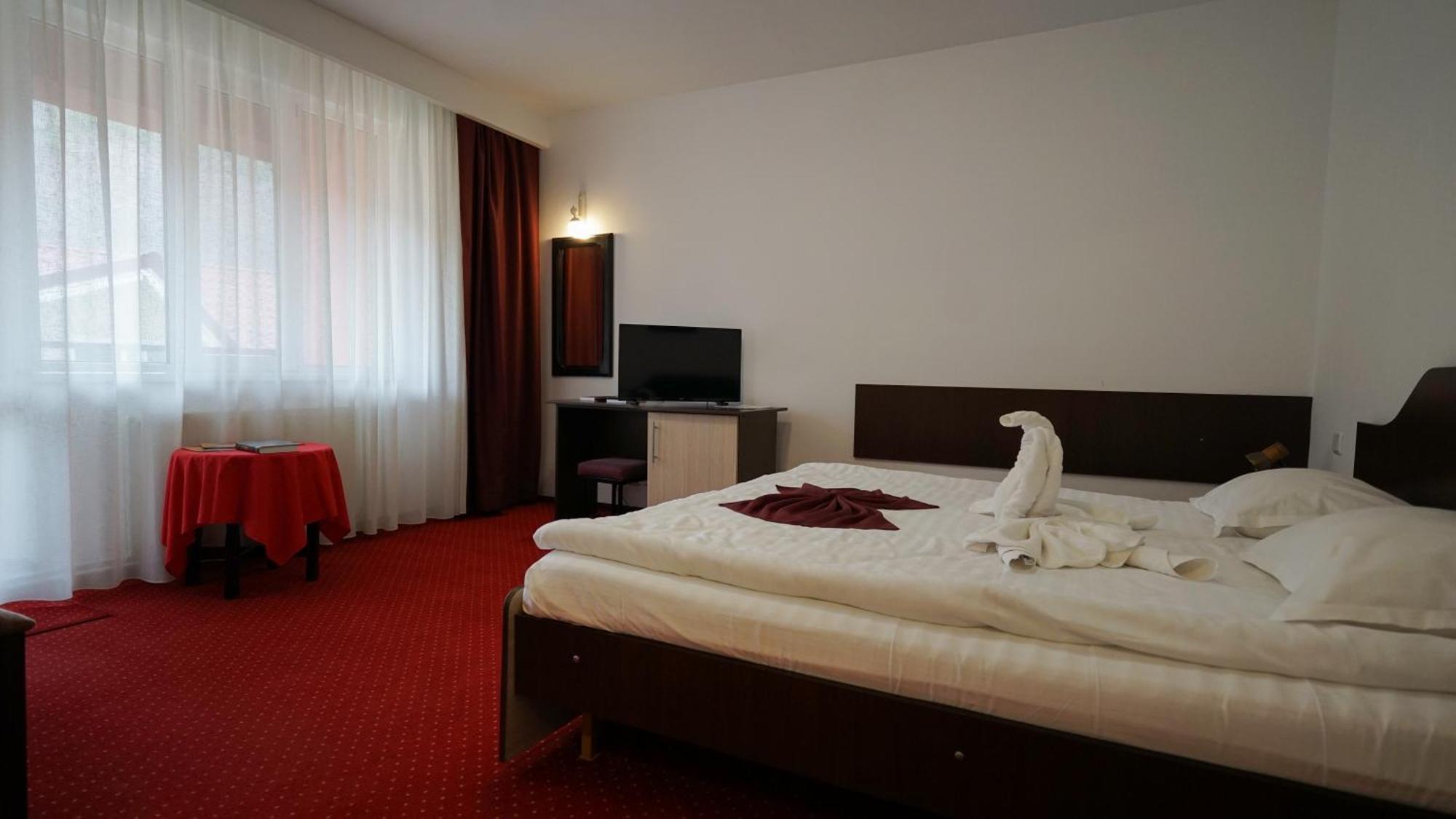 Vila Trandafirul Si Liliacul Hotel คาชิวลาตา ภายนอก รูปภาพ