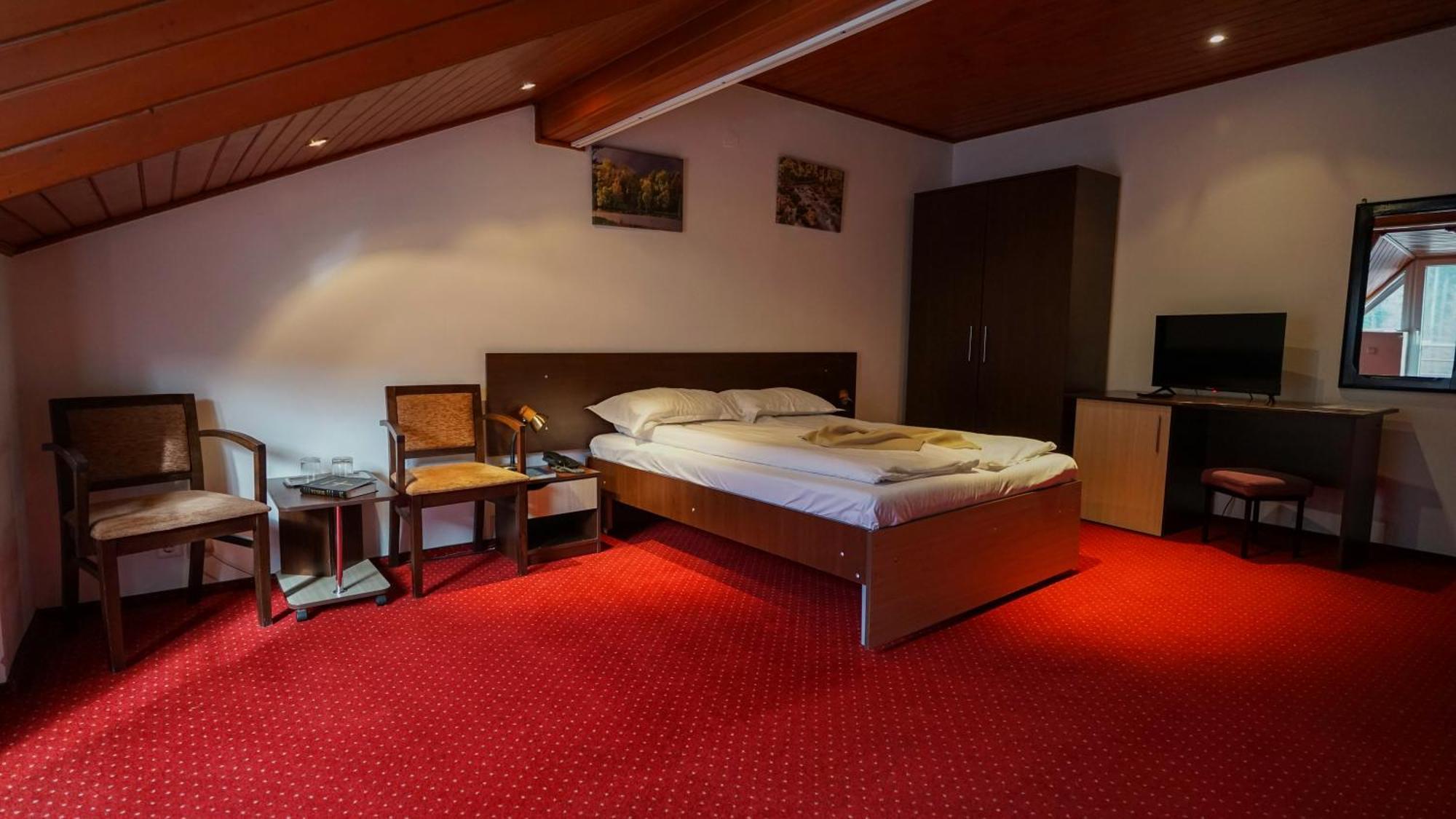 Vila Trandafirul Si Liliacul Hotel คาชิวลาตา ภายนอก รูปภาพ