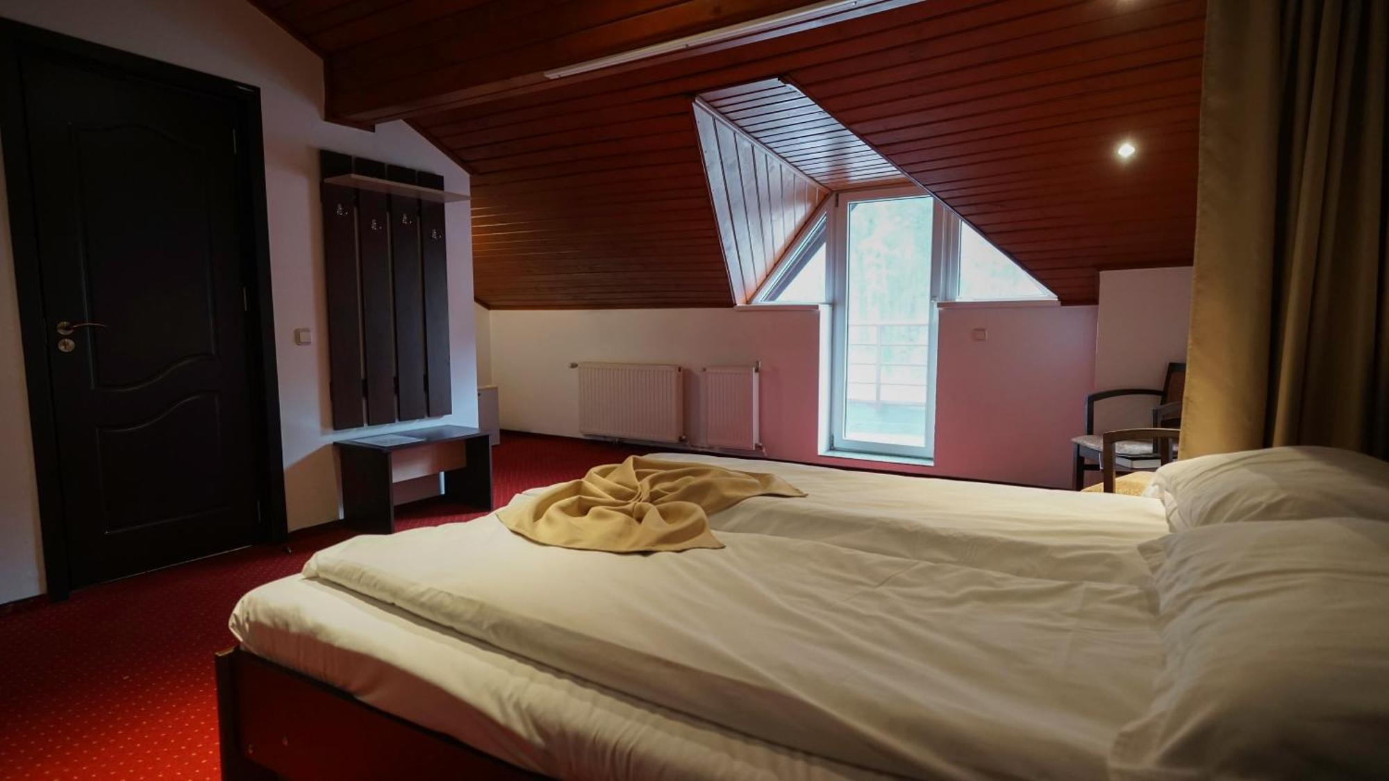 Vila Trandafirul Si Liliacul Hotel คาชิวลาตา ภายนอก รูปภาพ